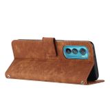Peňaženkové kožené puzdro STRIPE na Motorola Edge 30 - Hnedá
