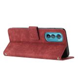 Peňaženkové kožené puzdro STRIPE na Motorola Edge 30 - Červená