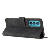 Peňaženkové kožené puzdro STRIPE na Motorola Edge 30 - Čierna