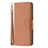 Peňaženkové kožené puzdro LITCHI na iPhone 15 Plus - Hnedá